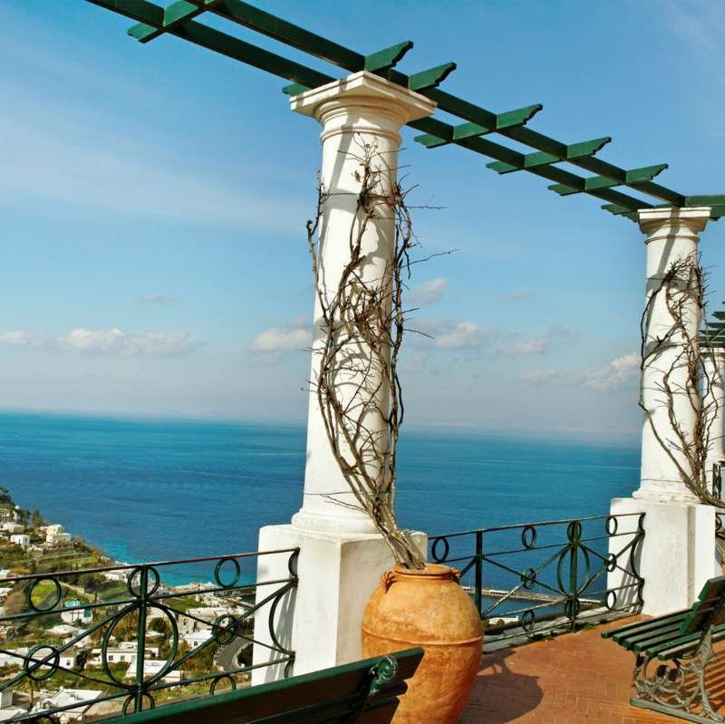 Terrazza con pergolato bianco a colonne ad Anacapri affacciata sul Golfo di Napoli blu