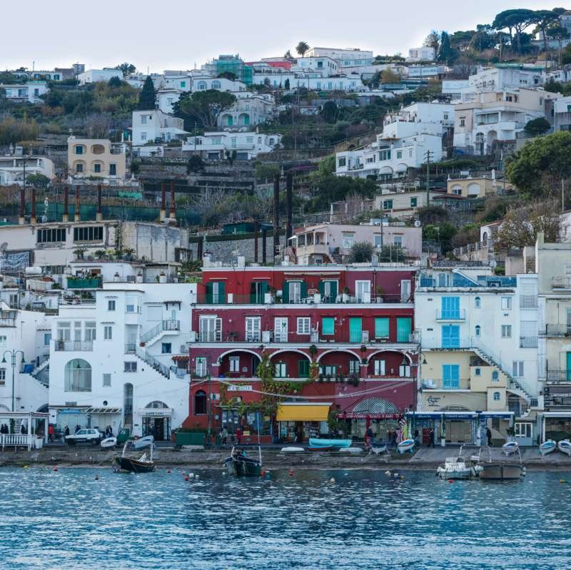 Case rosse e bianche del lungomare di Marina Grande a Capri viste dal mare