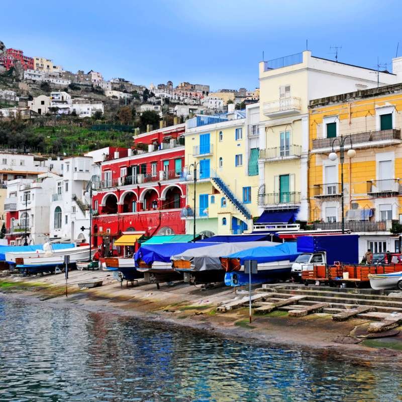 Case colorate di rosso, giallo e bianco sul lungomare di Capri