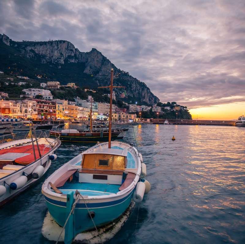 Barche di legno nel porto di Marina Grande a Capri al tramonto