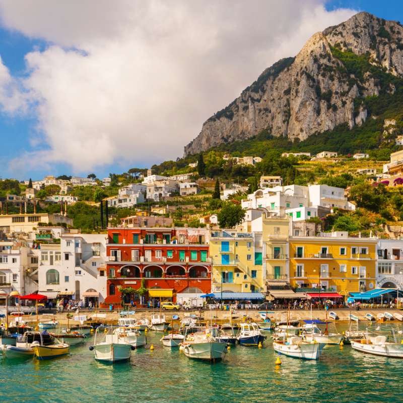 Case colorate sul lungomare di Marina Grande a Capri con il Monte Solaro alle spalle