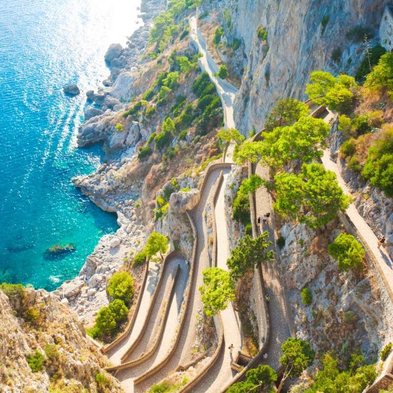 Il sentiero a tornanti di Via Krupp che scende a zigzag lungo le scogliere di Capri fino al mare